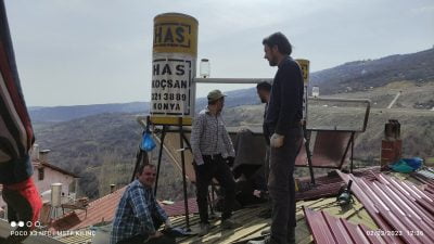 Başyayla ilçesinde Kirazlıyayla Yardımlaşma ve Dayanışma Derneği dernek apartmanının çatısını