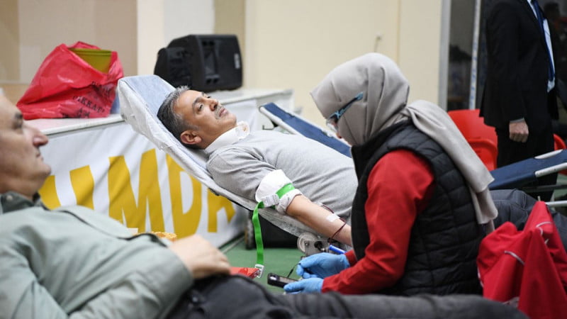 Karaman Valisi Tuncay Akkoyun Karaman Gençlik Merkezinde Kızılay’a kan bağışında