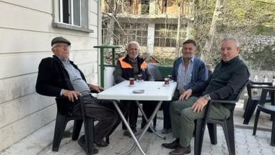 Karaman'ın Başyayla ilçesi Müftüsü İsmail Sofoğlu, Kirazlıyayla Mahallesi’nde vatandaşlarla bir