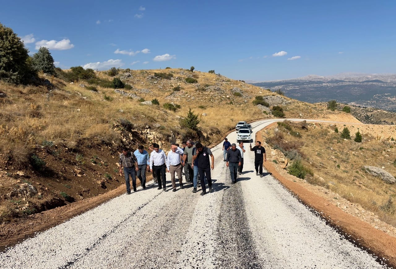 Karaman Başyayla'da köy yollarının standardını yükseltmek amacıyla başlatılan asfalt sathi
